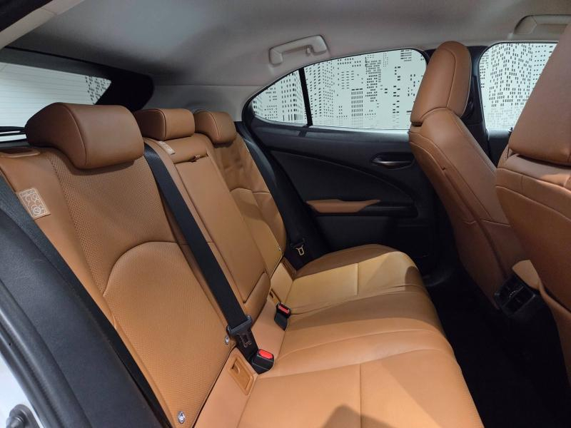 Photo 14 de l’annonce de LEXUS UX d’occasion à vendre à AUBIÈRE