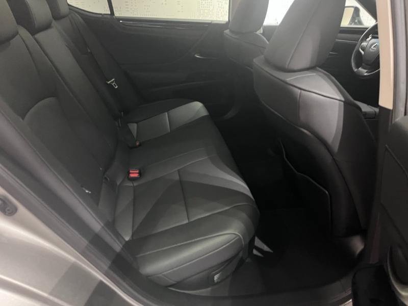 Photo 10 de l’annonce de LEXUS ES d’occasion à vendre à LATTES
