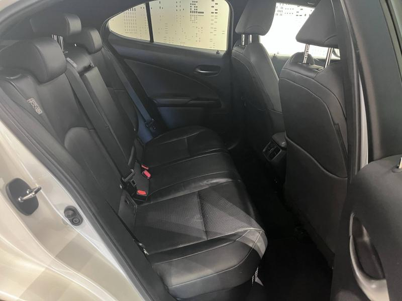Photo 12 de l’annonce de LEXUS UX d’occasion à vendre à LATTES