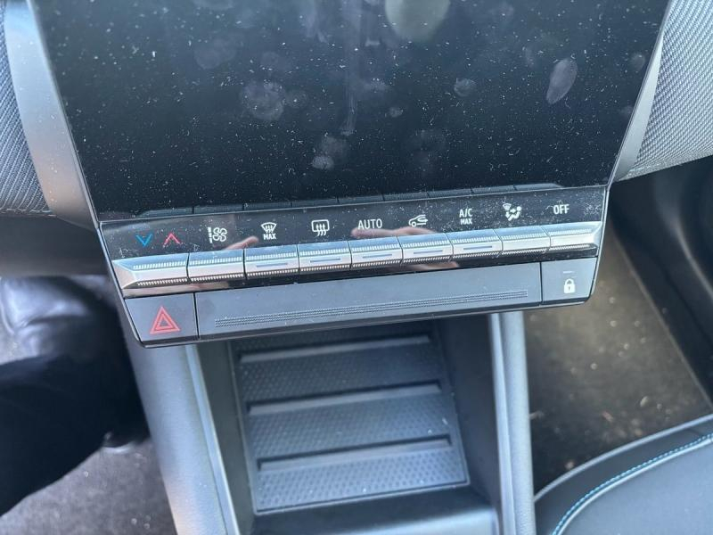 Photo 20 de l’annonce de RENAULT  d’occasion à vendre à CHENNEVIÈRES-SUR-MARNE