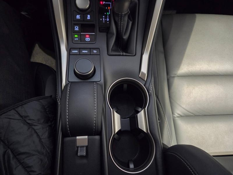 Photo 9 de l’annonce de LEXUS NX d’occasion à vendre à AUBIÈRE