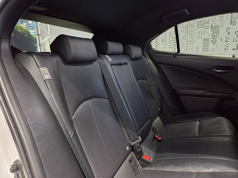 Photo 12 de l’annonce de LEXUS UX d’occasion à vendre à AUBIÈRE