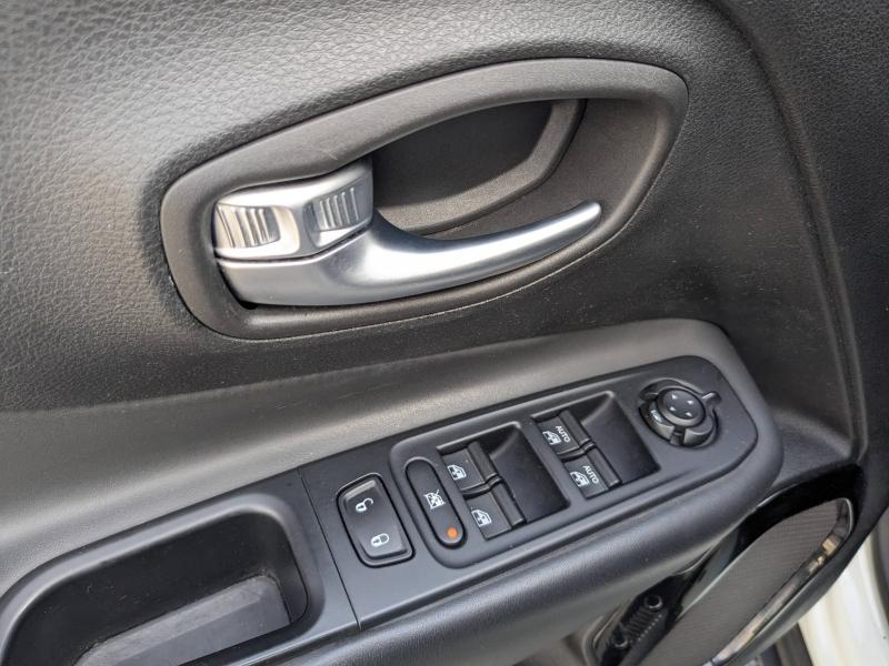 Photo 8 de l’annonce de JEEP Renegade d’occasion à vendre à LA VALETTE