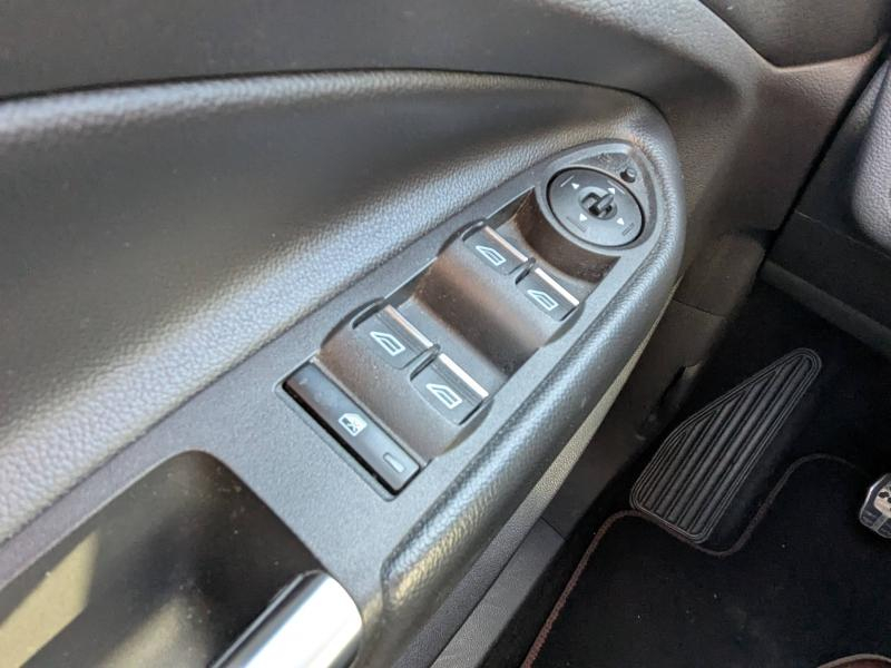 Photo 16 de l’annonce de FORD Kuga d’occasion à vendre à DRAGUIGNAN