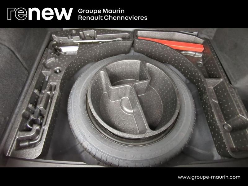 Photo 15 de l’annonce de RENAULT  d’occasion à vendre à CHENNEVIÈRES-SUR-MARNE