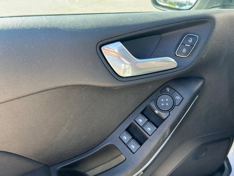 Photo 14 de l’annonce de FORD Fiesta d’occasion à vendre à TOULON