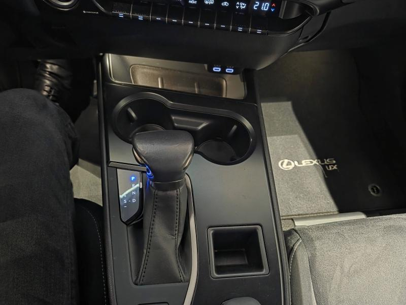Photo 10 de l’annonce de LEXUS UX d’occasion à vendre à AUBIÈRE