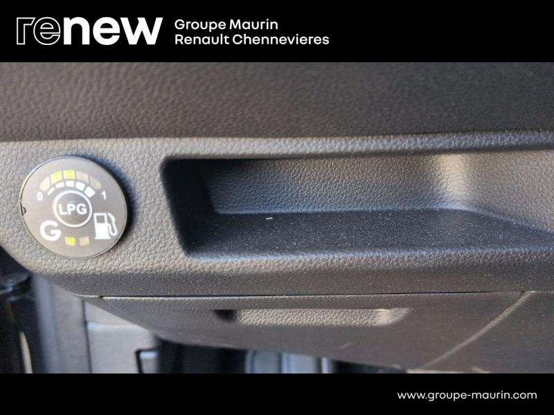 Photo 20 de l’annonce de RENAULT Clio d’occasion à vendre à CHENNEVIÈRES-SUR-MARNE