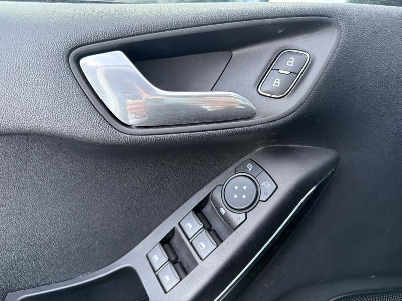 Photo 18 de l’annonce de FORD Fiesta d’occasion à vendre à VITROLLES