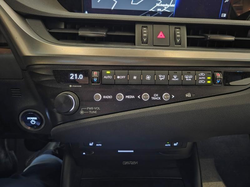 Photo 7 de l’annonce de LEXUS ES d’occasion à vendre à AUBIÈRE