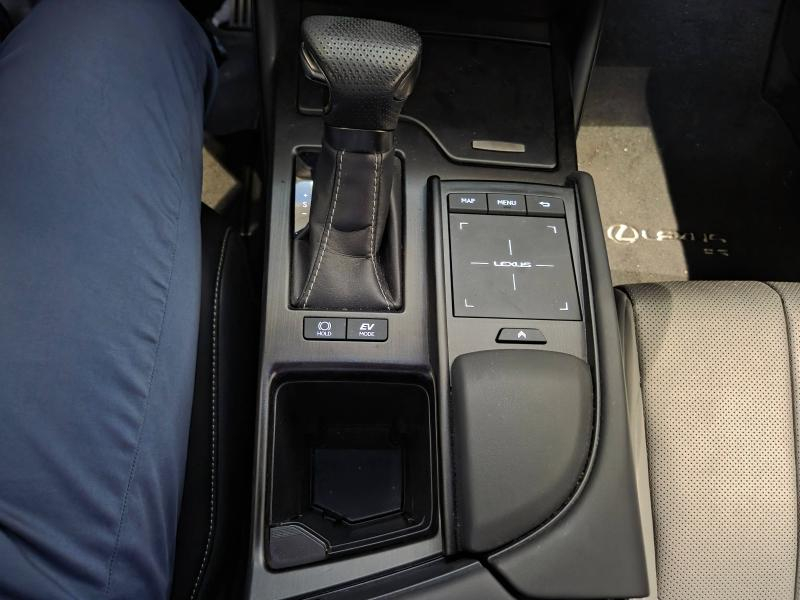 Photo 9 de l’annonce de LEXUS ES d’occasion à vendre à AUBIÈRE