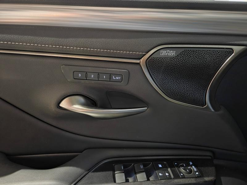 Photo 10 de l’annonce de LEXUS ES d’occasion à vendre à AUBIÈRE