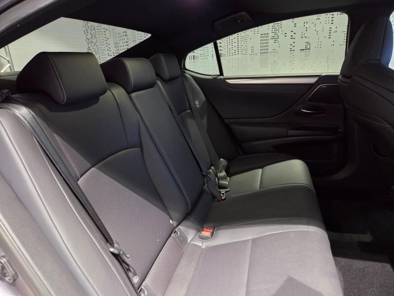 Photo 14 de l’annonce de LEXUS ES d’occasion à vendre à AUBIÈRE