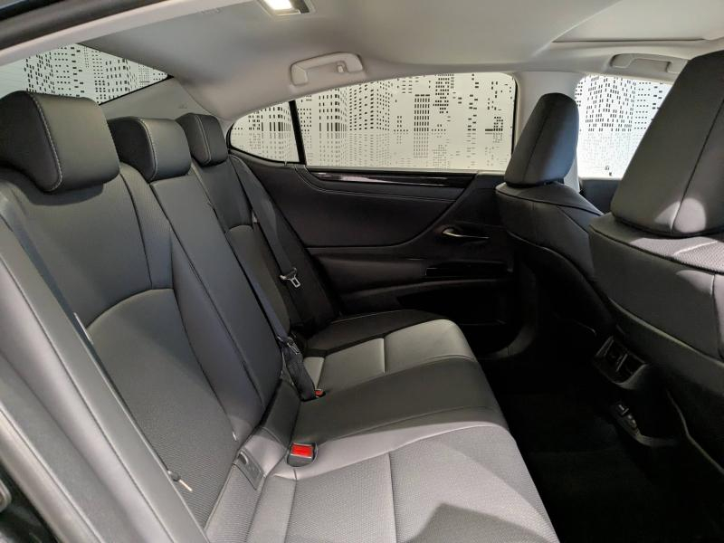 Photo 10 de l’annonce de LEXUS ES d’occasion à vendre à AUBIÈRE