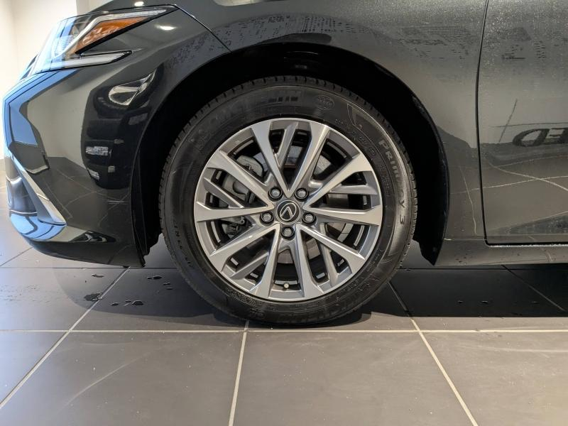 Photo 17 de l’annonce de LEXUS ES d’occasion à vendre à AUBIÈRE