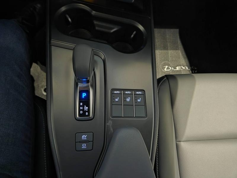 Photo 11 de l’annonce de LEXUS UX d’occasion à vendre à AUBIÈRE