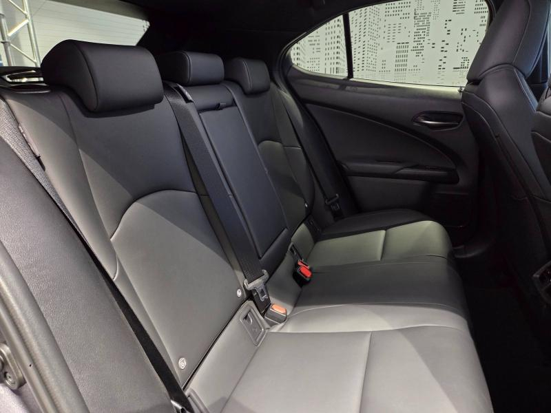 Photo 13 de l’annonce de LEXUS UX d’occasion à vendre à AUBIÈRE