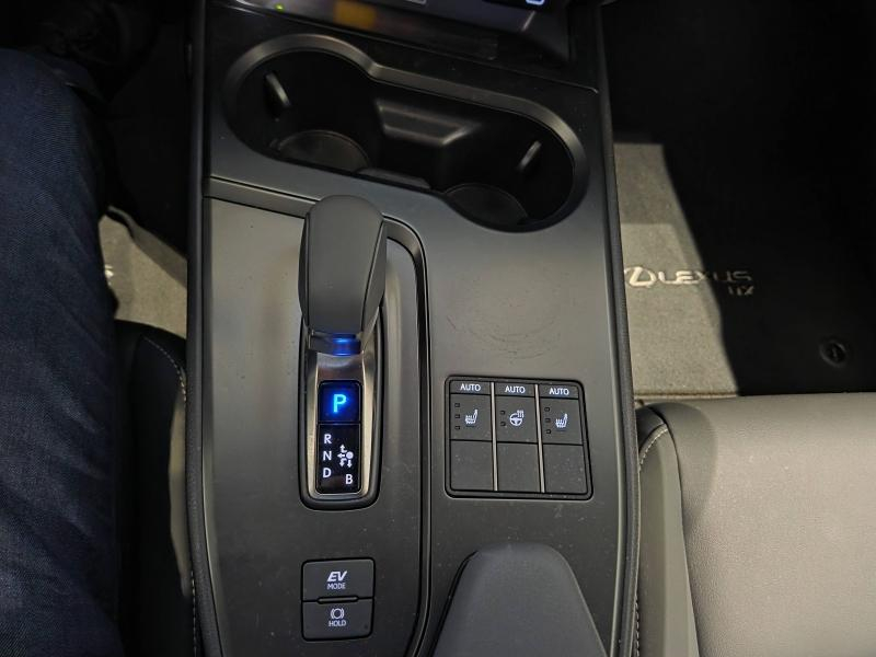 Photo 10 de l’annonce de LEXUS UX d’occasion à vendre à AUBIÈRE
